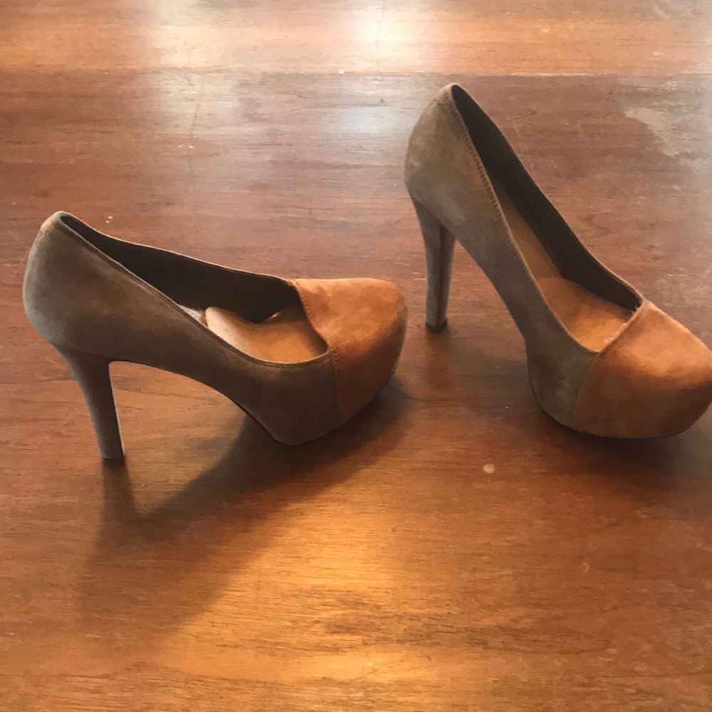 Jessica Simpson platform pumps for women.